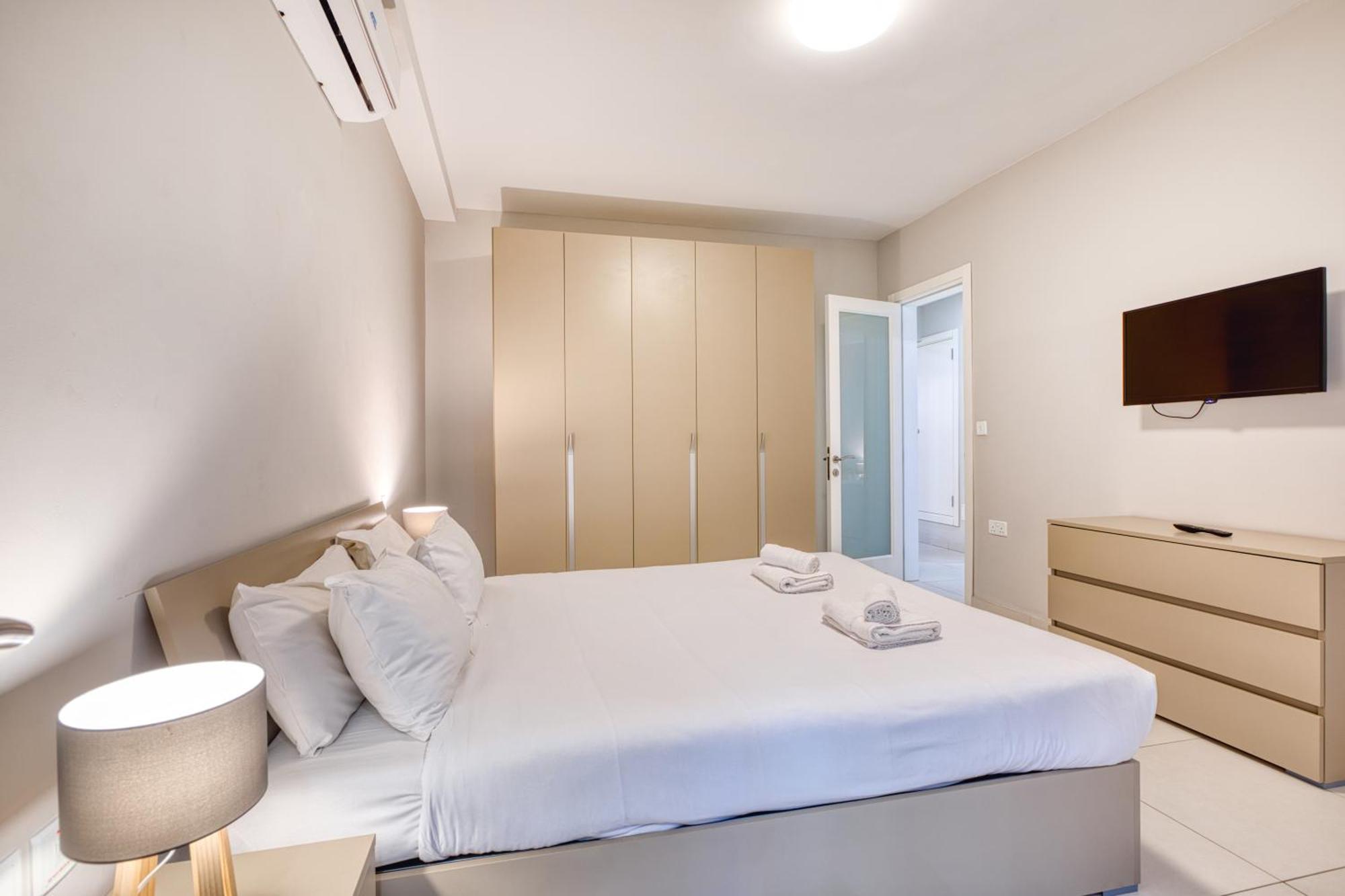 Unique Two Bedroom Apt With Huge Outdoor Area And Close To Entertainment Is-Swieqi Exteriér fotografie