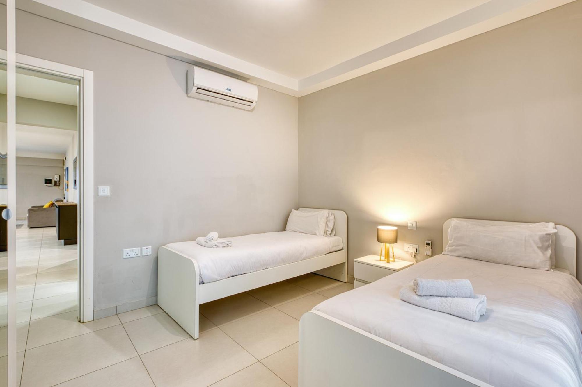 Unique Two Bedroom Apt With Huge Outdoor Area And Close To Entertainment Is-Swieqi Exteriér fotografie