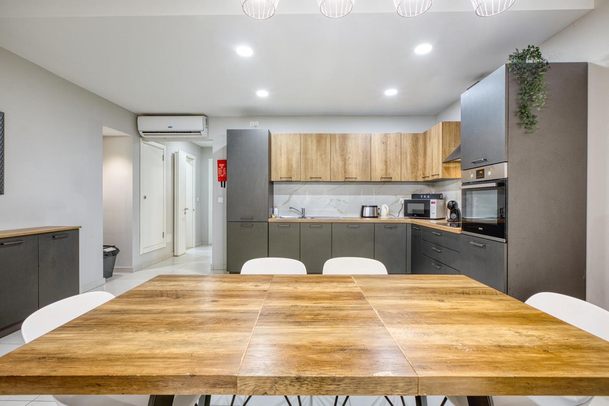 Unique Two Bedroom Apt With Huge Outdoor Area And Close To Entertainment Is-Swieqi Exteriér fotografie